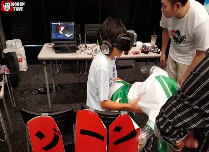Video :He uses a virtual reality headset to shatter an inflatable doll